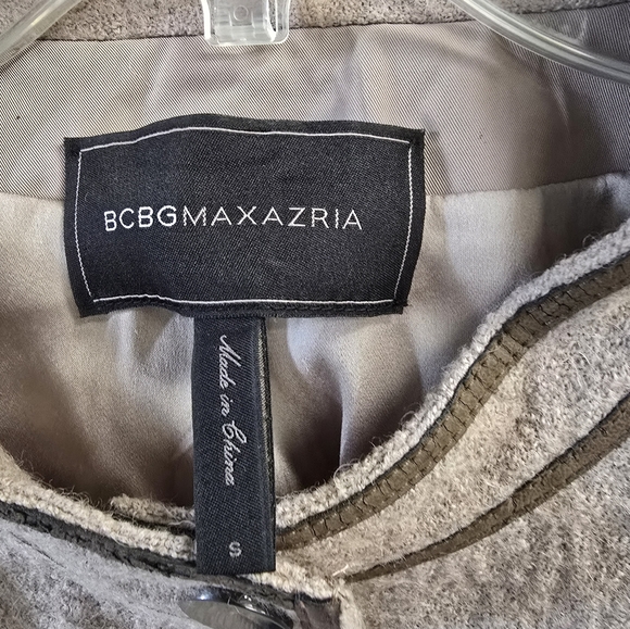 BCBG classic short coat in soft wool-blend fabric. - Picture 4 of 10